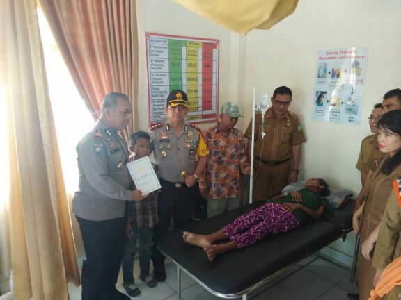 Kapolres Pelabuhan Belawan Jenguk Warga Penderita Penyakit Komplikasi
