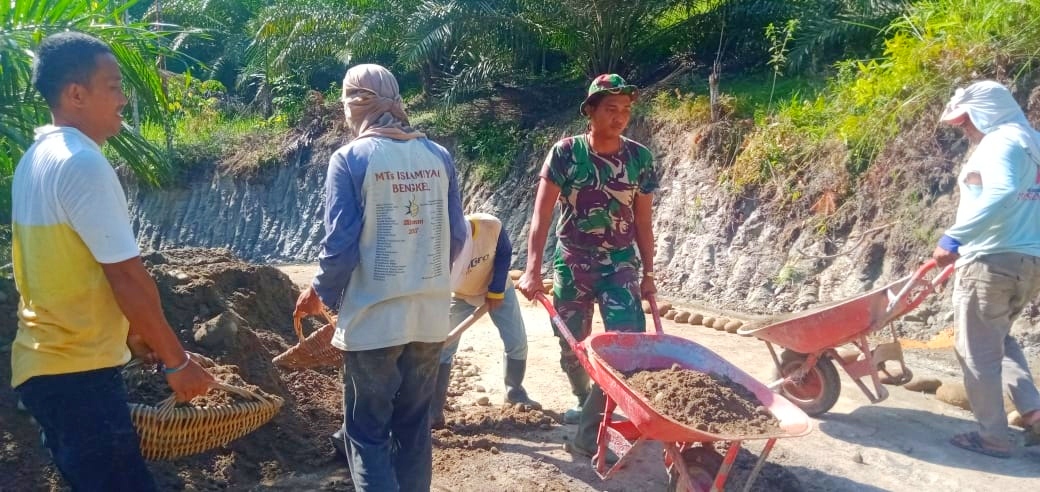 Gunakan Angkong, Warga dan Satgas Kodim 0204/DS Timbun Badan Jalan TMMD 