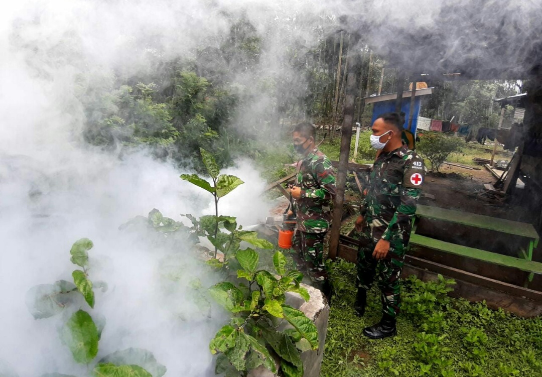 Satgas Yonif 413 Bremoro Lakukan Fogging Cegah Malaria di Kampung Kibay