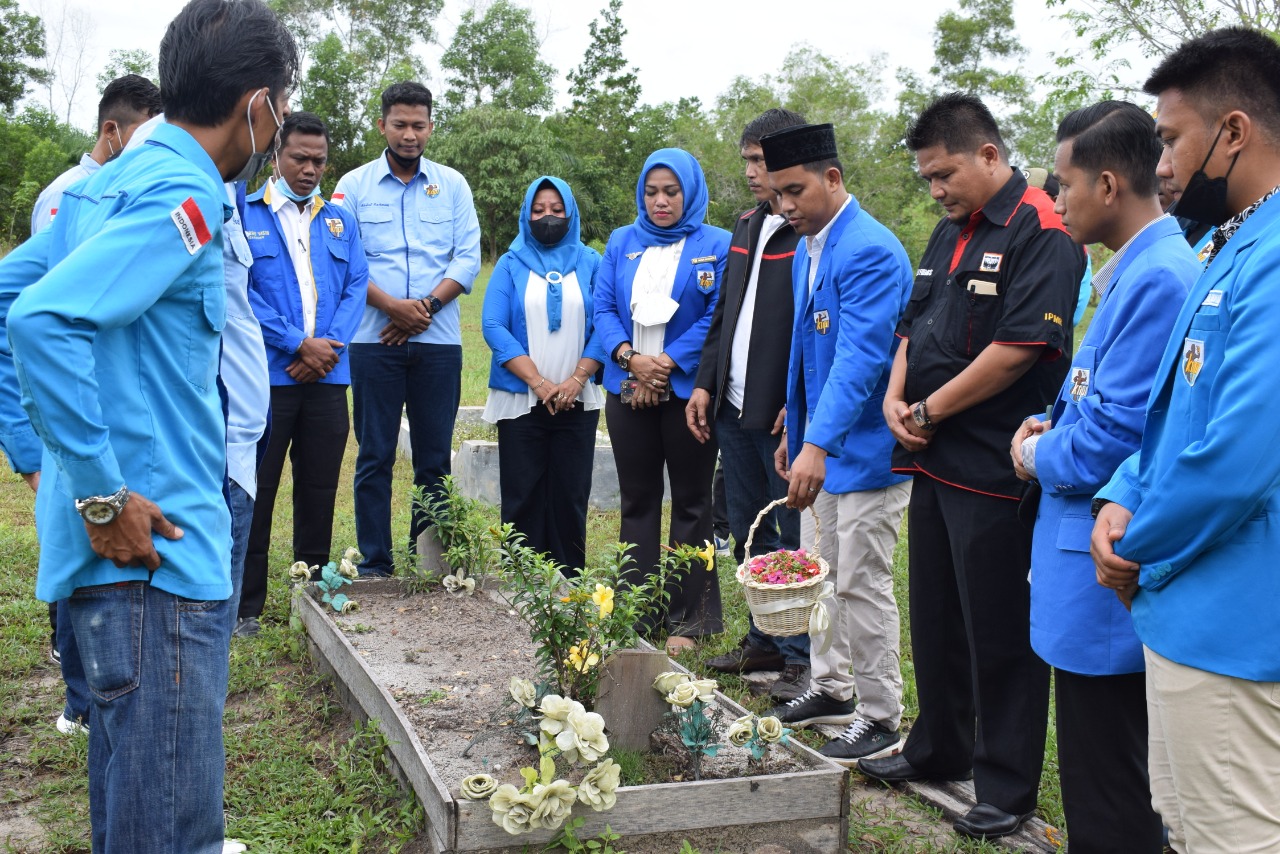 Hari Pahlawan Nasional, DPD KNPI Kota Dumai Ziarah ke Taman Makam Pahlawan Damai Sentosa