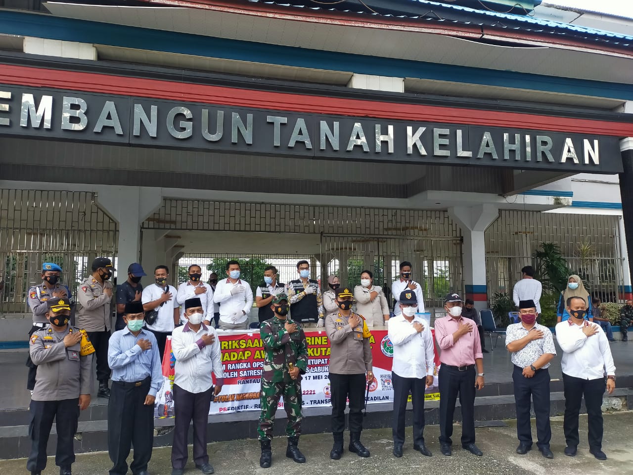 Kapolres Labuhanbatu dan Dandim 0209/LB Pantau Test Urine Bagi Warga Mudik Jelang  Lebaran