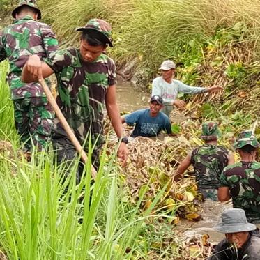 Ratusan Anggota TNI-Polri Gotong Royong Bersihkan Saluran Irigasi