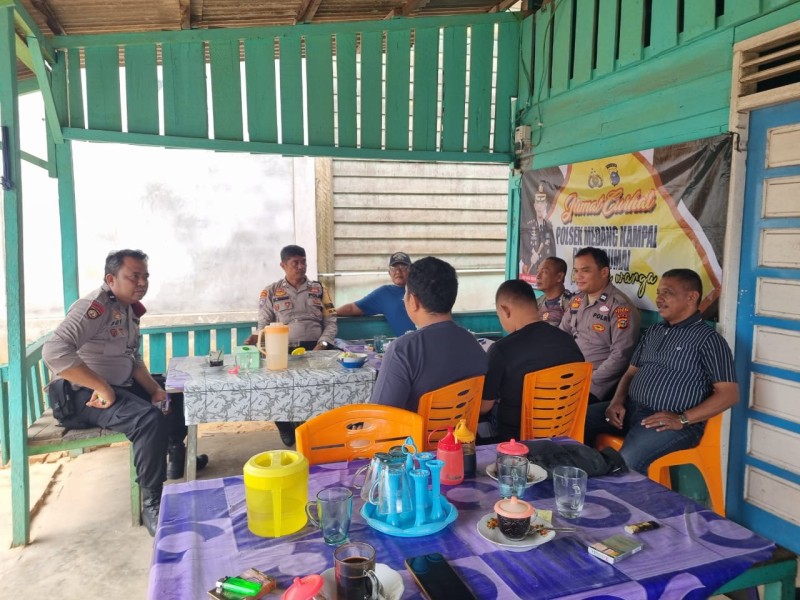 Polsek Medang Kampai Gelar Jum’at Curhat di Kelurahan Pelintung, Warga Sampaikan Kekhawatiran Remaja Nongkrong hingga Larut Malam