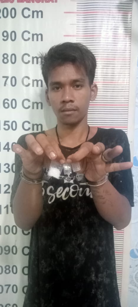 Polsek Kuala Tangkap Pemuda Ini Didalam Kamar dan Mencoba Membuang BB Sabu Miliknya
