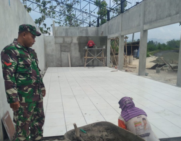 Babinsa Dampingi Pemasangan Keramik Pembangunan KDKMP di Desa Sedayu