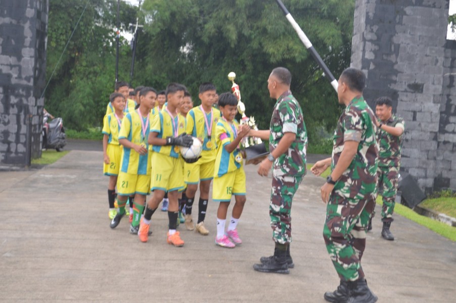SSB Raksaka Muda Resimen Arhanud 2/SSM Memenangkan Turnamen Sepak Bola Macan Asia U-(12/13) Kalahkan SSB Cadika dengan Skor 2-0