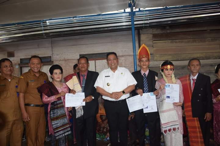 Bupati Dairi Eddy Berutu Serahkan Dokumen Kependudukan ke Pengantin di Desa Bunturaja