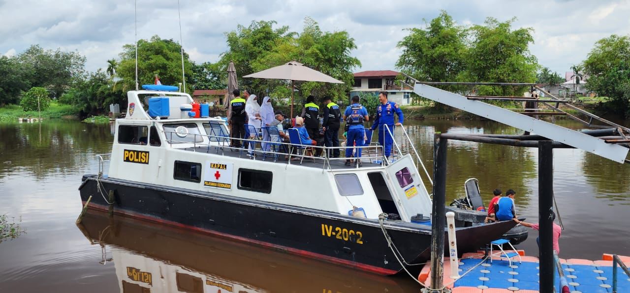 Warga Kaget, Polairud “Door to Door” Berikan Layanan Kesehatan Bagi Warga di Pesisir Sungai Siak