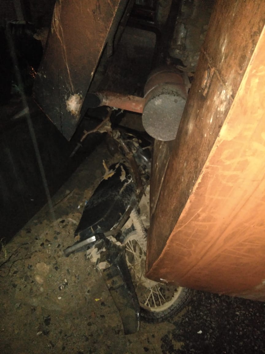 Tertimpa Alat Berat ekskavator  Satu Unit Rumah, mobil dan sepeda motor Hancur