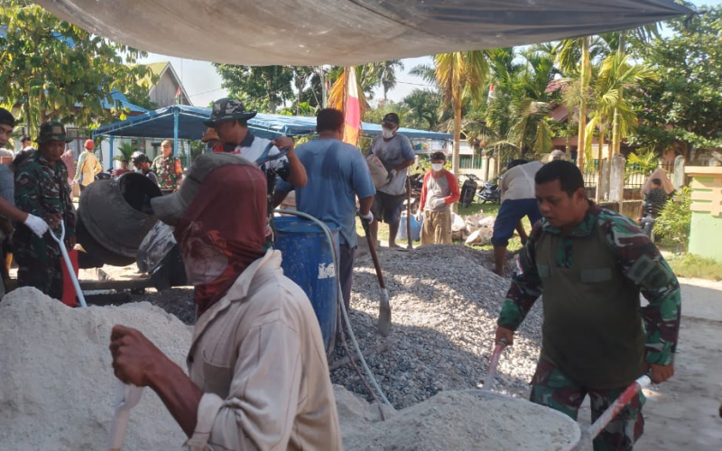 TMMD Ke- 124 Kodim 0320 Dumai Pengecoran Mesjid  Al-Ikhlas Bukit Kayu Kapur