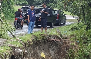 Dapat Laporan Warga, Dr.Timbul Sinaga Langsung Turun ke Lokasi  Longsor di Sibolangit