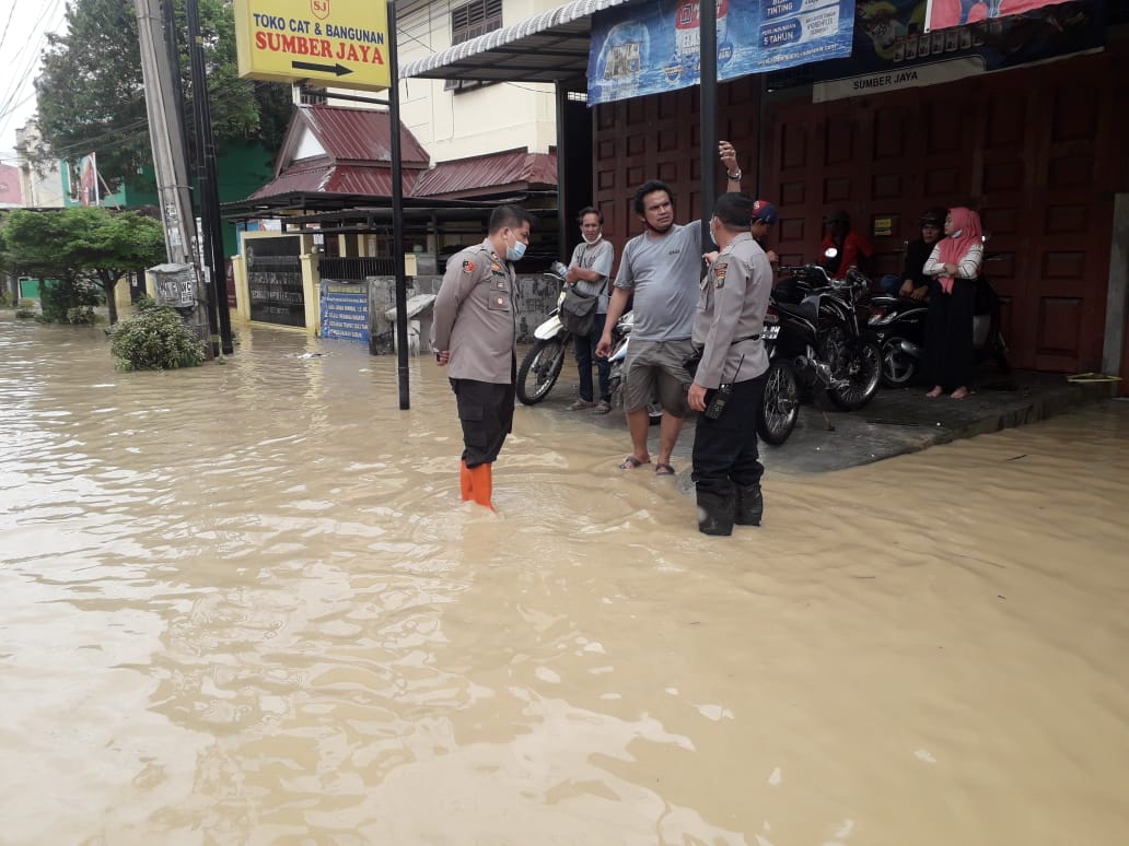 Kapolsek Medan Helvetia bersama Anggota Cek Banjir Di Wilayahnya