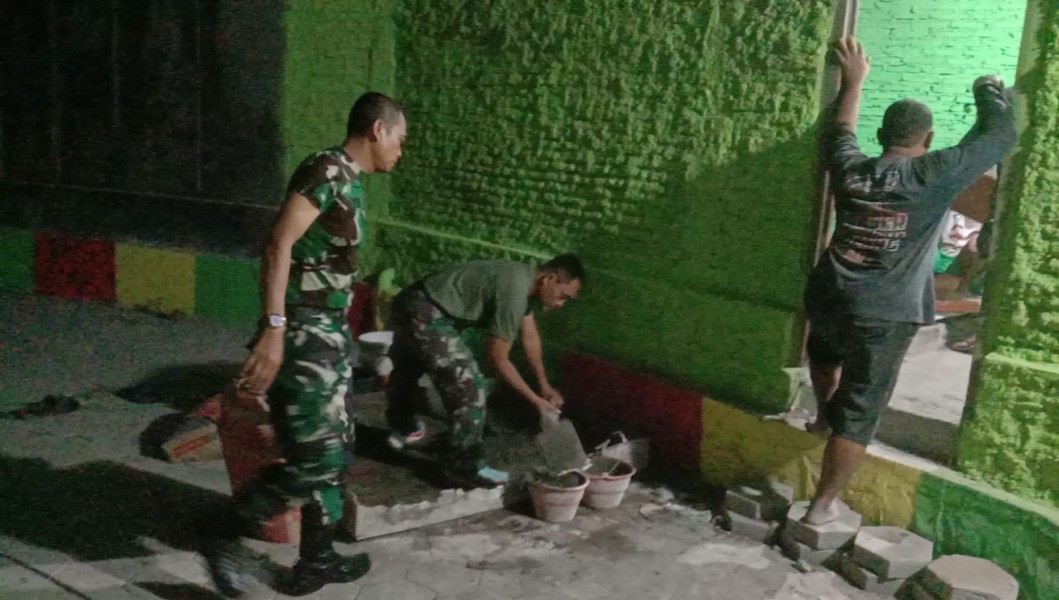 Babinsa, Tukang & Warga Pasang Keramik Lantai RTLH Di Lembur Sampai Malam Hari
