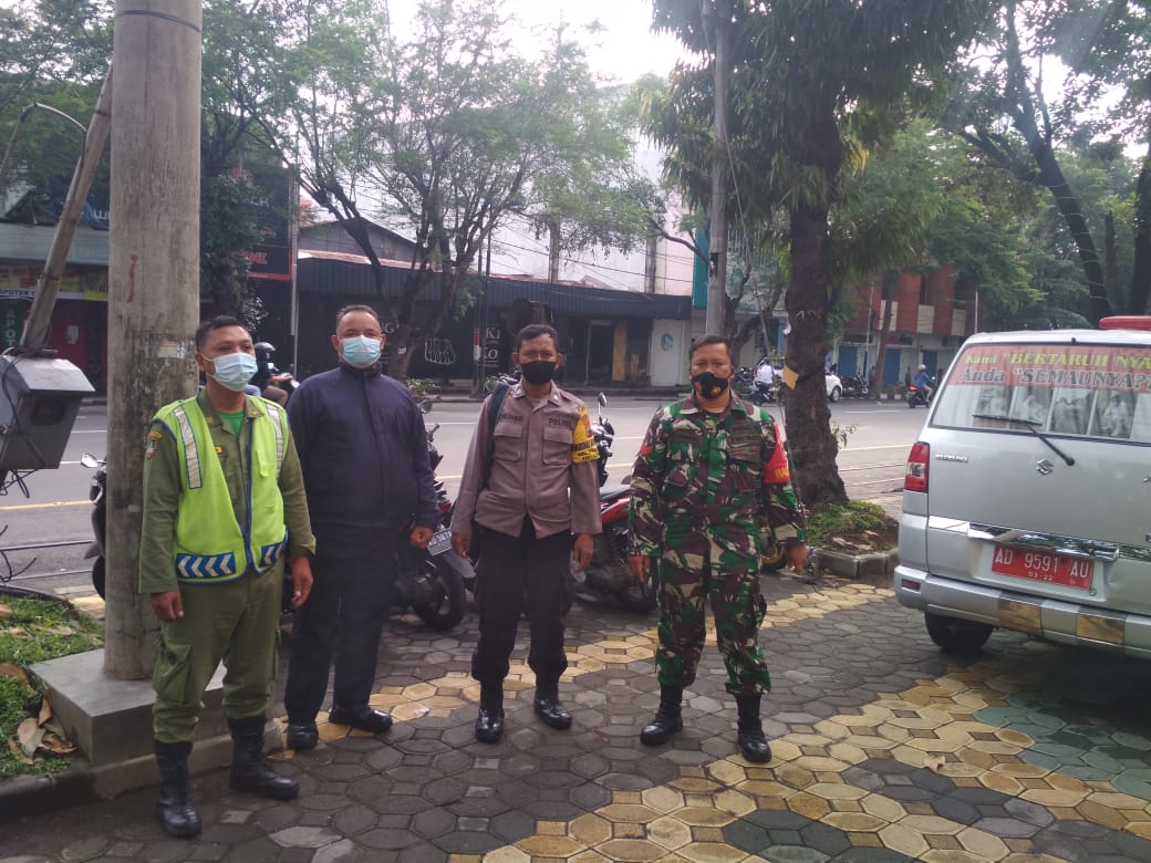 Babinsa dan Bhabinkamtibmas Kemlayan Jemput Warganya yang Swab di RSBK