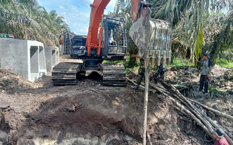 TMMD Ke-124 Kodim 0320 Dumai Merampung Salah Satu Sasaran Fisik Pemasangan Box Culvert Kelurahan Bukit Kayu Kapur