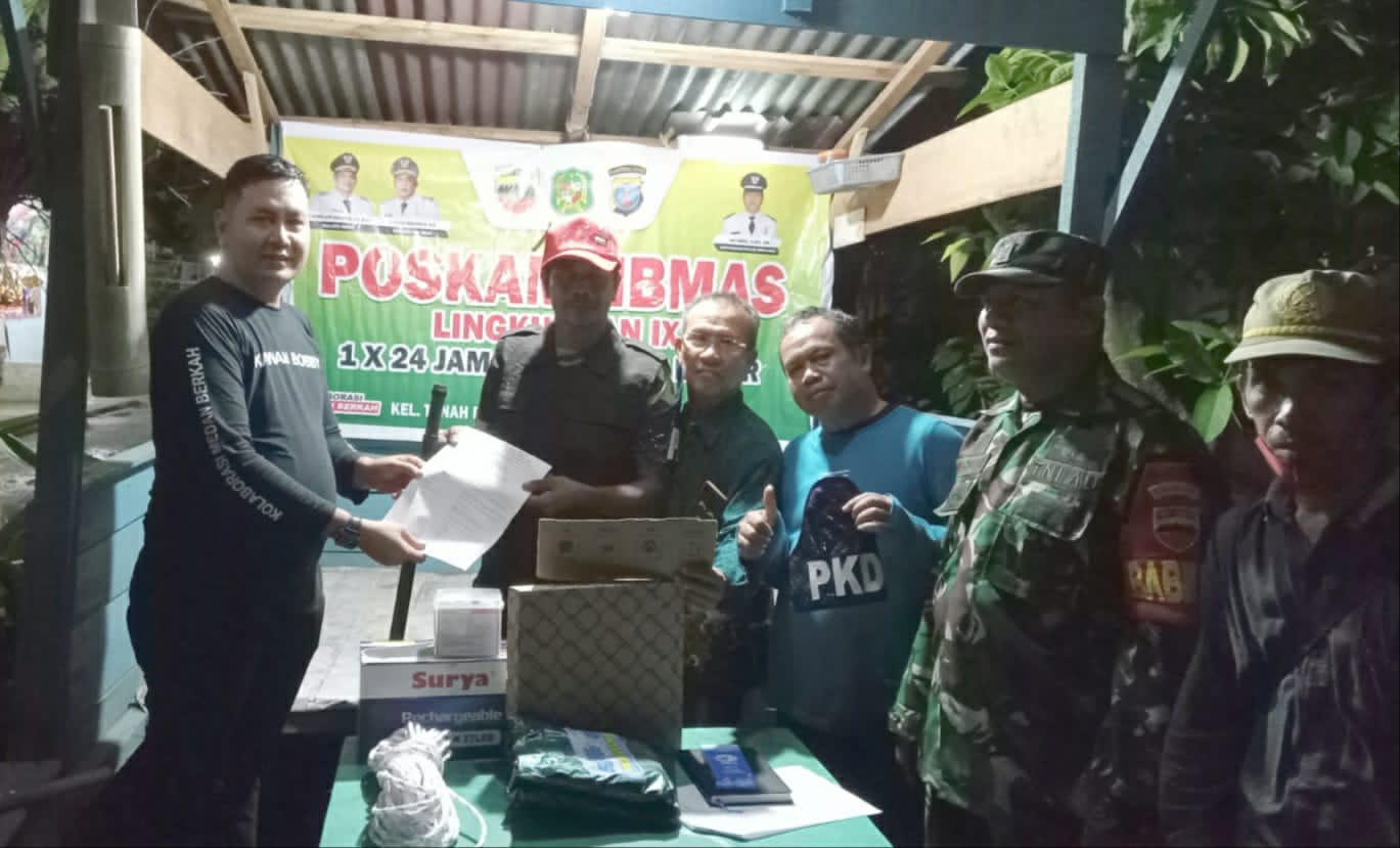 Lurah Tanara Serahkan Peralatan Siskamling Kepada Delapan Pos Kamtibmas