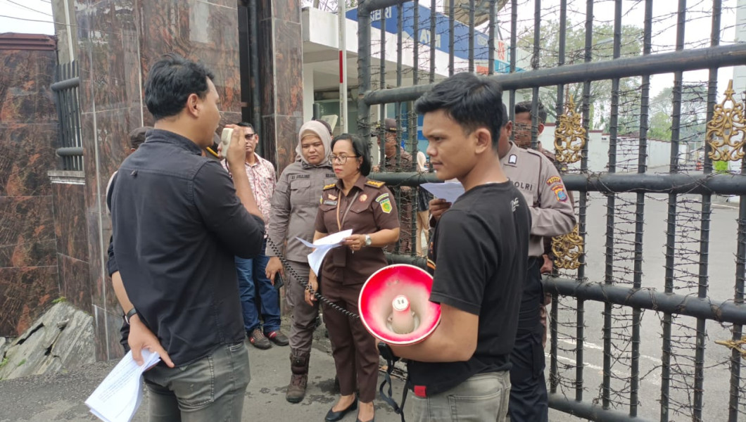 Massa Aksi PMI Desak Kejatisu Tangkap Pelaku Pungli Suket Di Disnaker Sumut