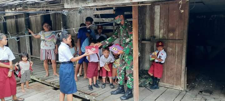 Jelang Purna Tugas, Satgas Yonif 133/YS Bagikan Buku dan Alat Tulis ke Pelajar di Tapal Batas