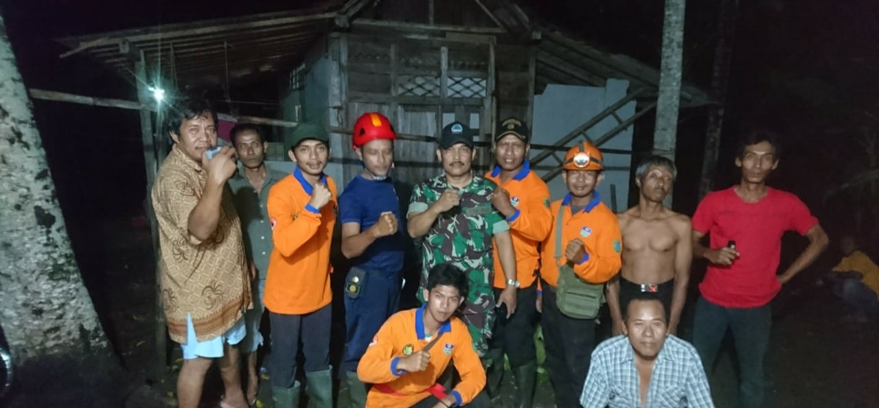 Gerak Cepat, Babinsa Bersama TRC dan Warga Evakuasi Pohon Tumbang