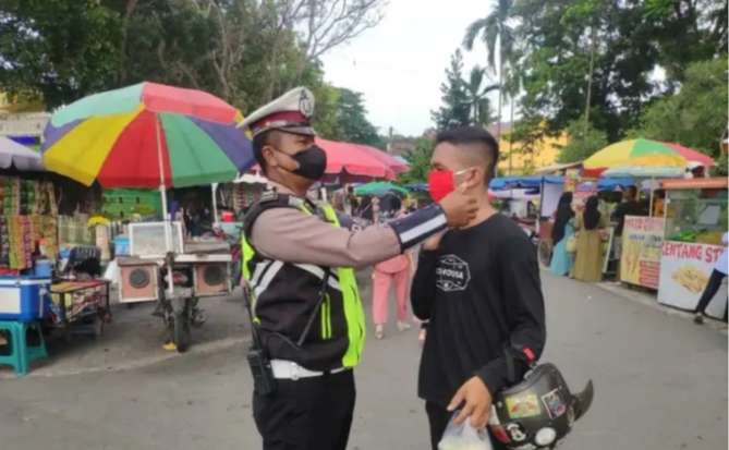 Sat Lantas Polresta Deli Serdang Rutin Melaksanakan Pengaturan Lalu Lintas Dan Membagikan Masker