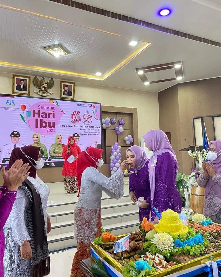 Wakil Bupati Labuhanbatu Hj.Ellya Rosa Siregar SPd.MM. disuapin nasi tumpeng