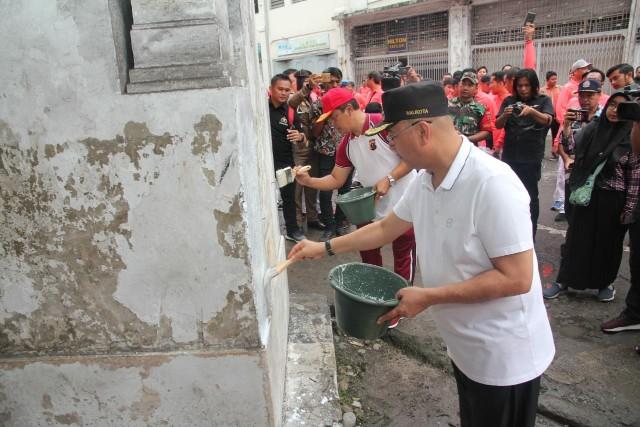 Kapolda Sumut bersama Walikota Medan Bersihkan Gedung Warenhuis