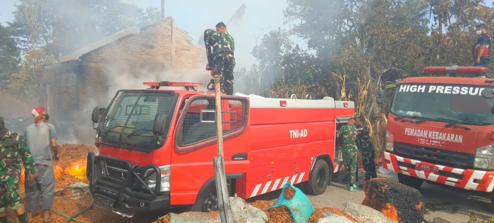 Api Melalap Gudang Rongsok di Winong, 20 Prajurit Kodim Boyolali Turun Tangan Padamkan Kobaran