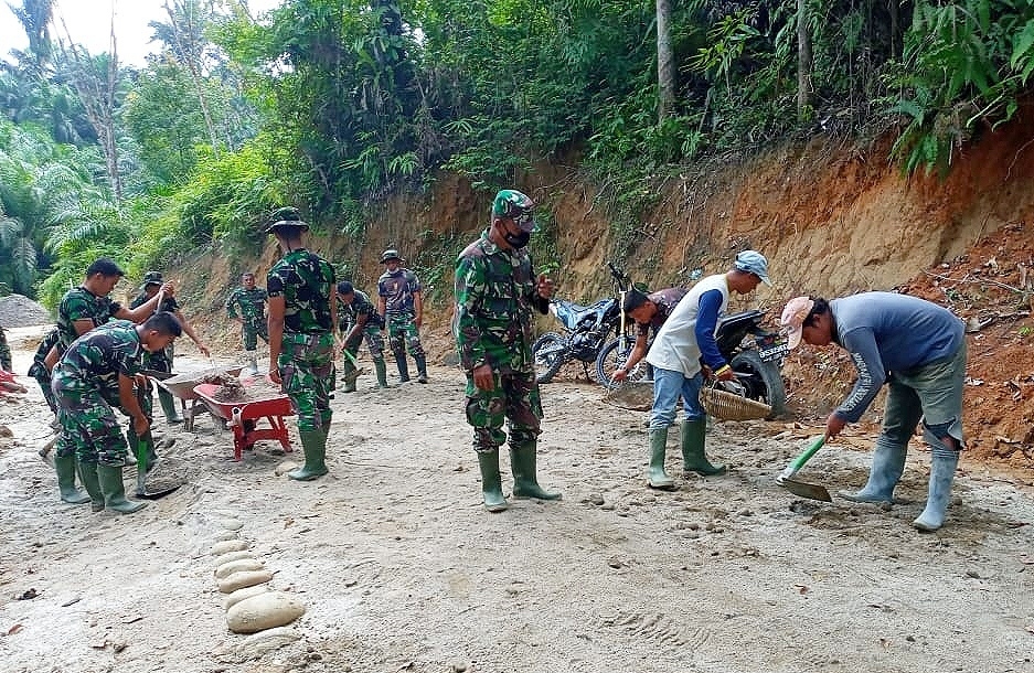 Hadir di Lokasi TMMD Kodim 0204/DS, Danramil 19/BP Selalu Pompa Semangat Bekerja  Personel