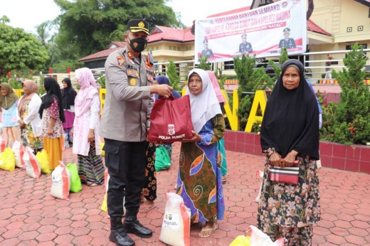 Kapolres Bagikn Bansos kepada Kaum Ibu