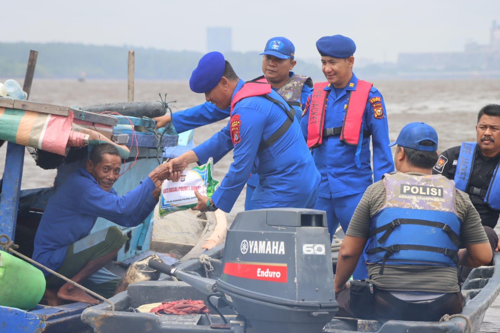 Sat Pol Airud Polres Dumai Gelar Bhakti Sosial  Bagikan Sembako untuk Nelayan