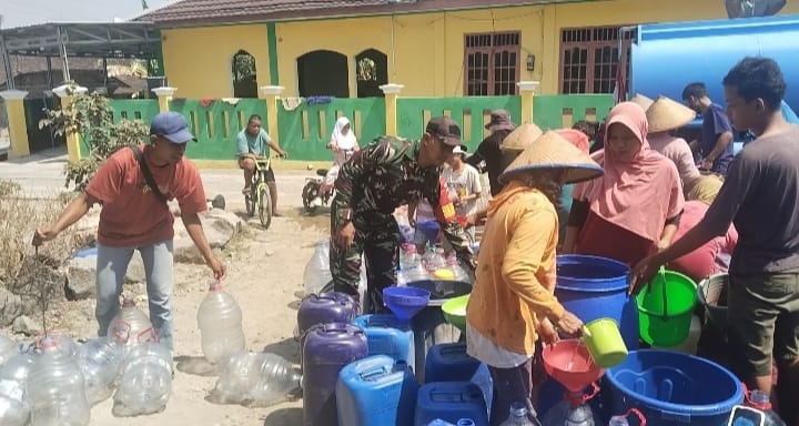 Kemarau Mencekik, 8 Tangki Air Bersih Mengalir untuk Warga Bojong