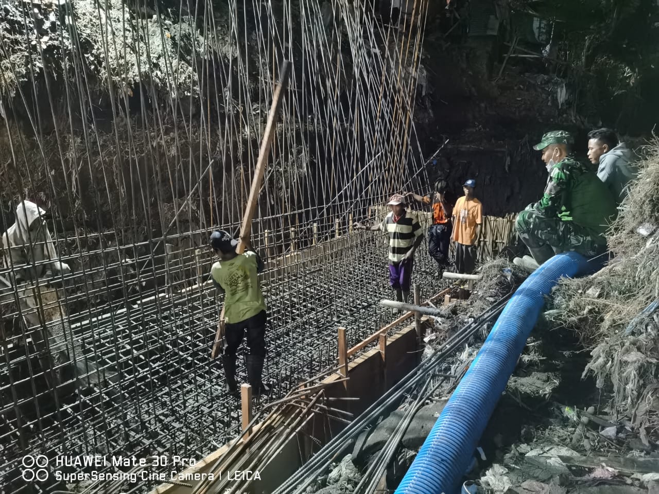 Hujan Deras Dilokasi TMMD, Satgas Bersama Warga Gotong Royong Lakukan Penyedotan Air yang Meluap