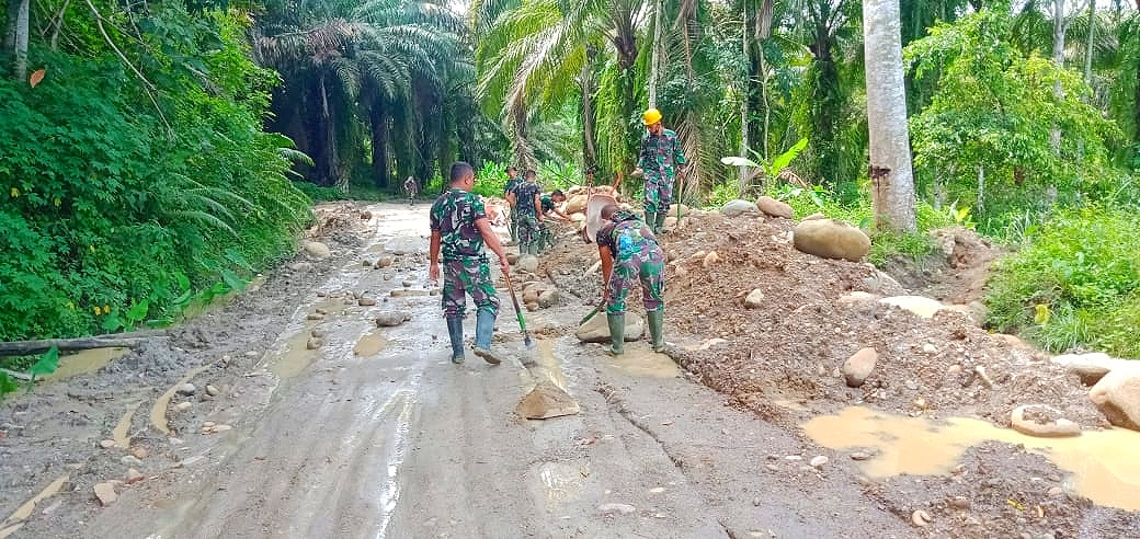 Anggota Satgas TMMD 111 Kodim 0204/DS Terus Timbun Permukaan Badan Jalan 