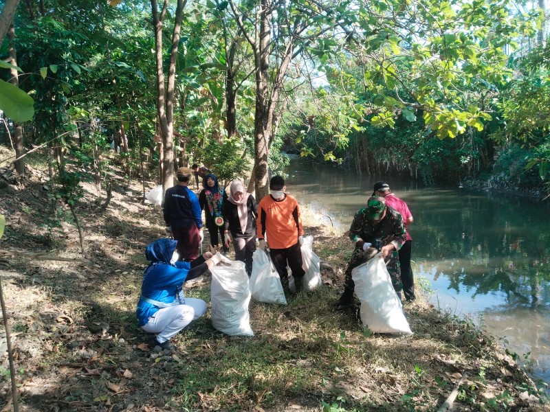 Bati Tuud Koramil 03 Serengan Pimpin Kerja Bakti Bersih Sungai Premulung Joyotakan