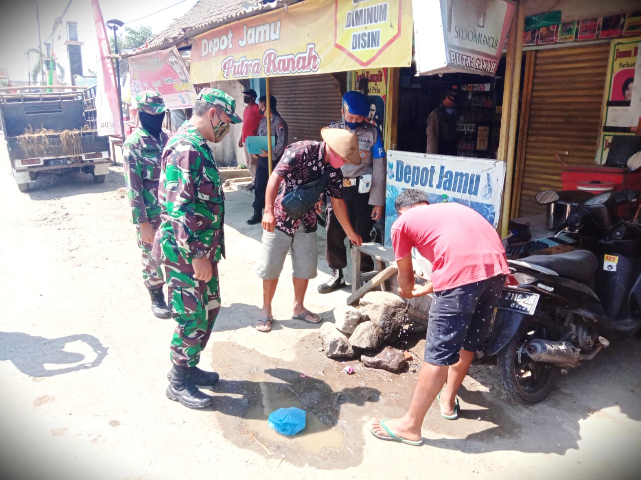TNI-Polri Kembali Tegakkan Kepatuhan Prokes Pasar Hewan