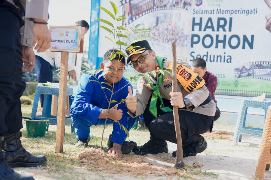 Peringatan Hari Pohon Sedunia, Polres Dumai Gelar Penanaman Pohon Serentak Sejajaran Polres