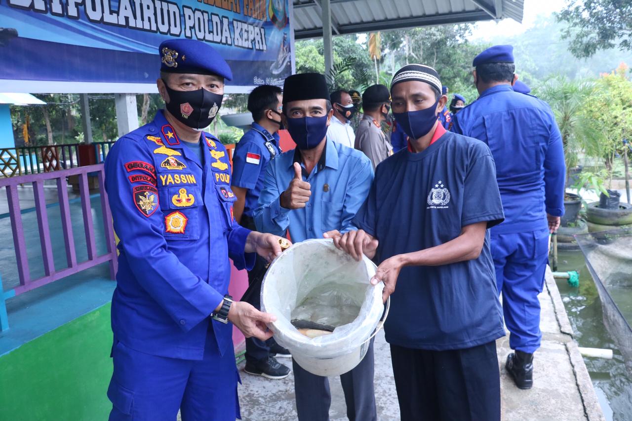 Kakorpolairud Baharkam Polri dan Ditpolairud Polda Kepri Gelar Baksos untuk Masyarakat Nelayan