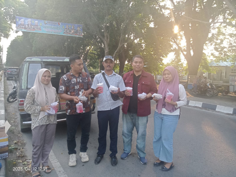 DPC SPRI bersama DPD SUKMA Langkat Berbagi Takjil sebagai Wujud Peduli Sesama