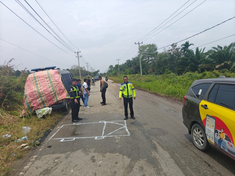Mobil Tahanan Polsek Mandau Polres Bengkalis Terguling di Jalan Dumai–Sei Pakning, Dua Anggota Polisi Luka Ringan
