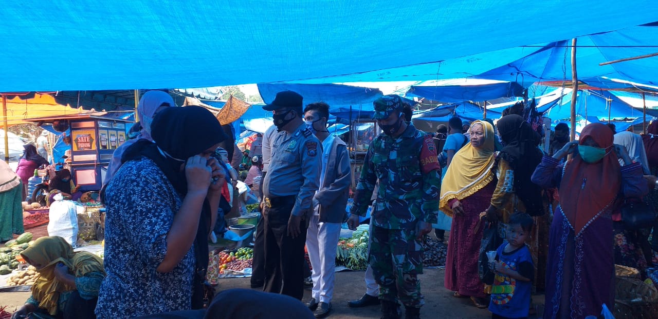 Pastikan Masyarakat Patuhi Protokol Kesehatan, Personil Polres Tapsel Sambangi Pasar Pargarutan