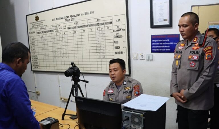 Kapolres Madina : Utamakan Senyum, Salam Dan Sapa, Saat Masyarakat Hendak Mengurus SIM