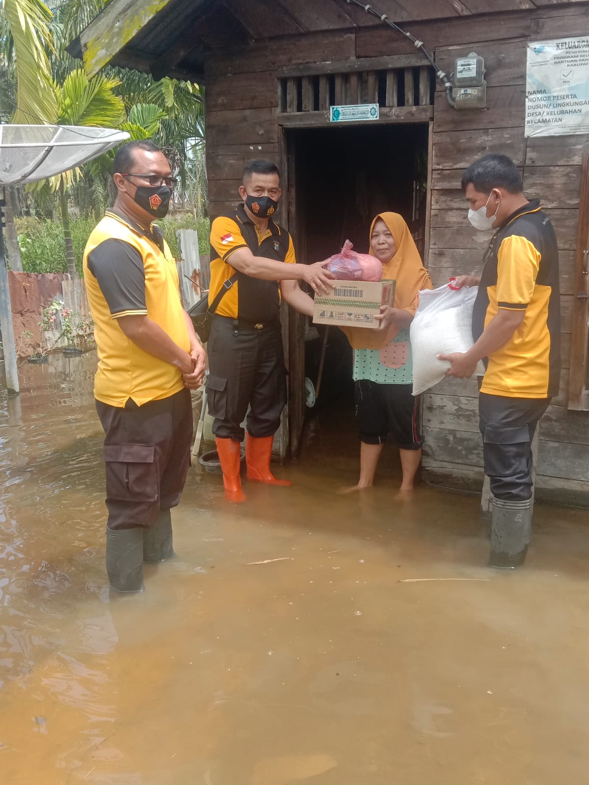 Polsek Panai Tengah Berikan Bantuan Paket Sembako Kepada Warga yang Terdampak Banjir.