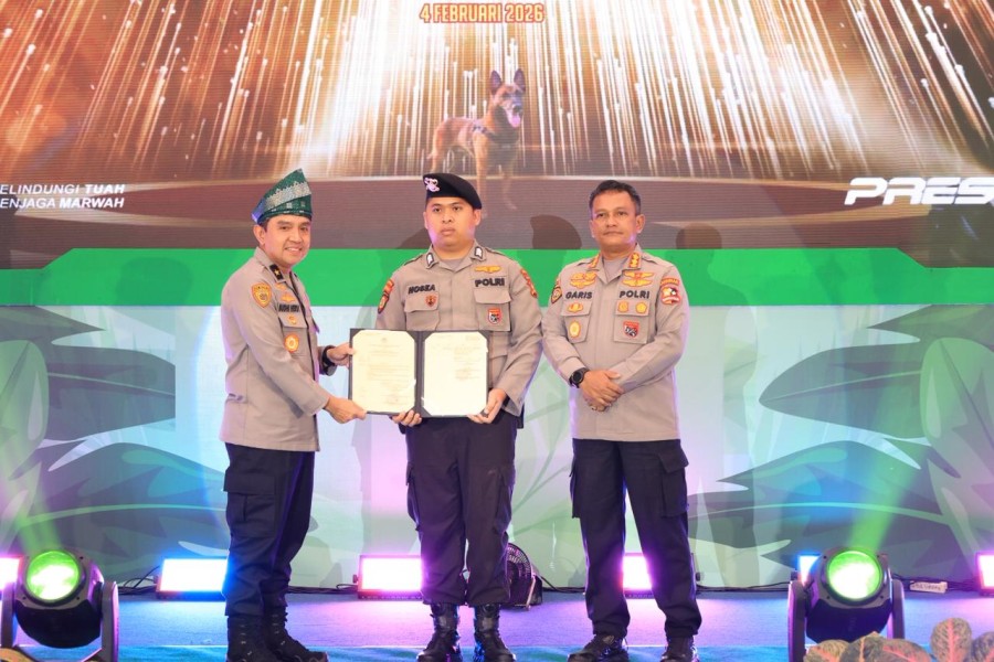 Satwa Reno K9 Polda Riau Terima Medali Penghargaan Kapolri