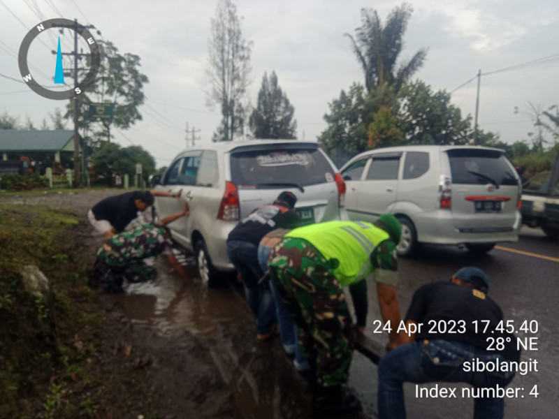 Gerak Cepat, Personil Babinsa Koramil 03/Sibolangit  Bantu Mobil Warga yang Terprosok Di Jalan