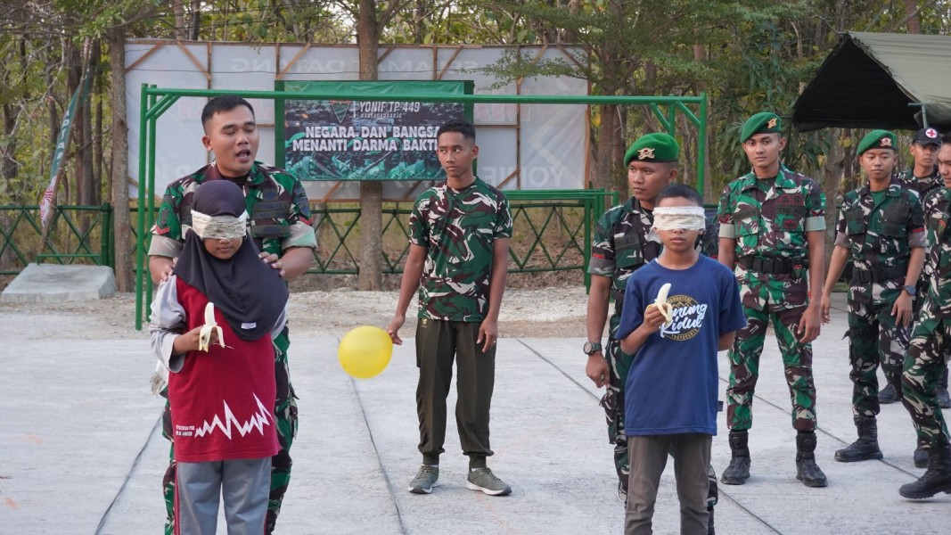 Prajuti Yonif TP 449/SH Larut Dalam Kecerian Lomba 17-an Bersama Warga