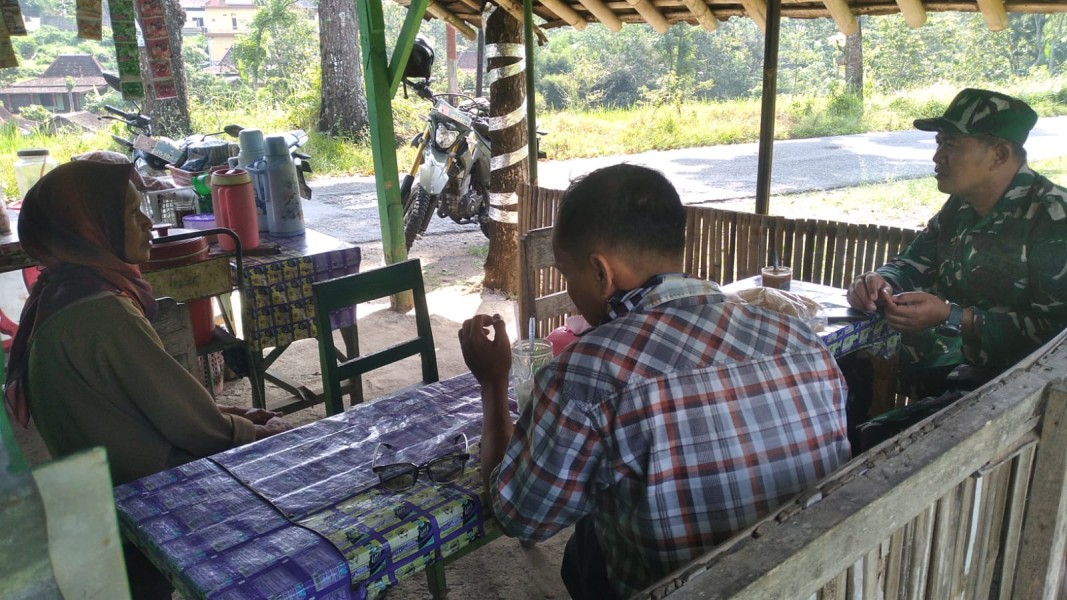 Babinsa Koramil 18/Girimarto Perkuat Kedekatan dengan Warga Lewat Anjangsana dan Komsos Humanis