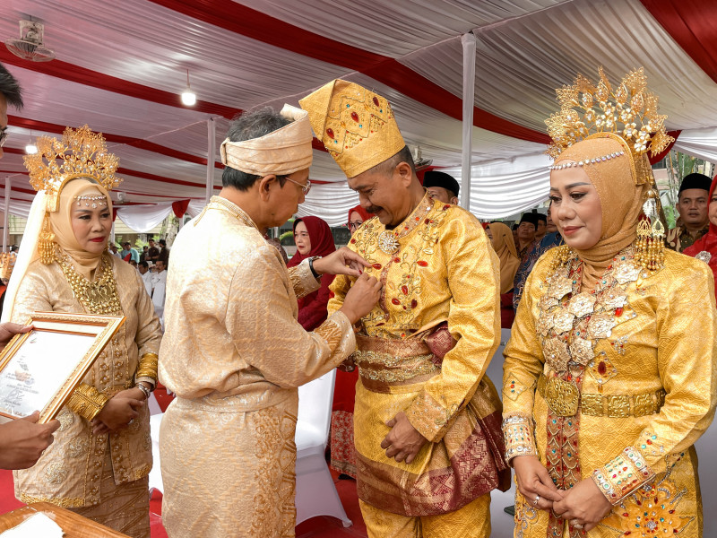 PTPN III (Persero) Laksanakan Upacara Bendera dan Berikan Penghargaan
