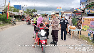 Personel Polsek Panai Tengah membagikan Takjil dan Masker kepada Masyarakat 
