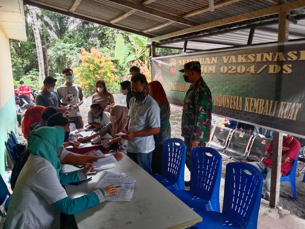 Danramil 09/TM  Serahkan Serbuan120 Dosis Vaksin Kodim 0204/DS ke UPT Puskesmas Teluk Mengkudu