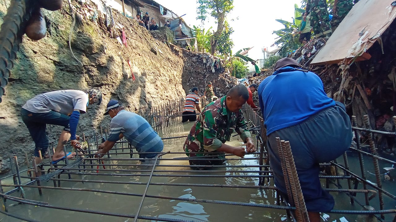 Dengan Usia Mendekati Pensiun, Sertu Kusnin Tetap Semangat Menyelesaikan Sasaran Fisik TMMD Bersama 